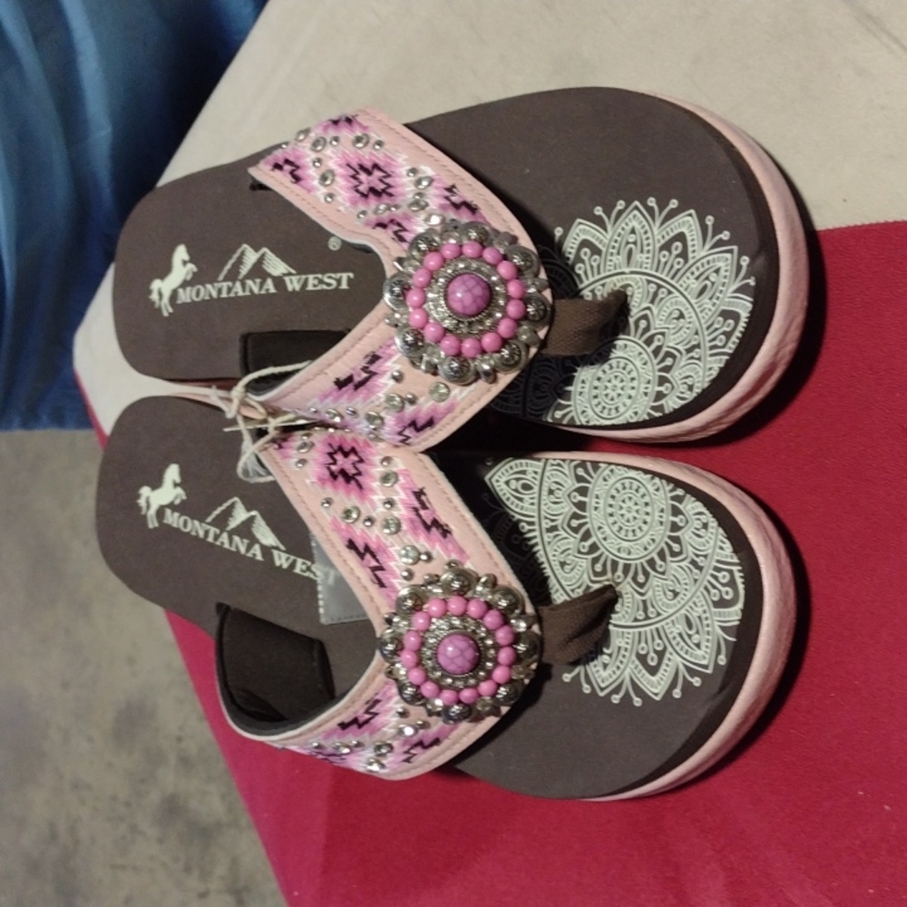 NWT Montana West Flip Flops Pink Bling